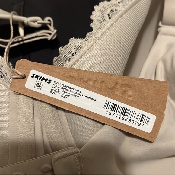 SKIMS Lace Bra in Cream - Picture 4 of 11